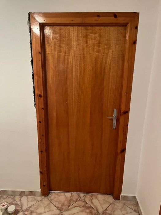 Vand 5 usi de interior cu toc