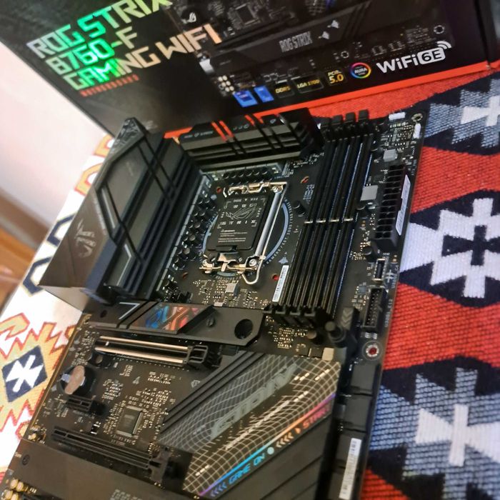 Placa de baza ASUS ROG STRIX B760-F GAMING WIFI defecta