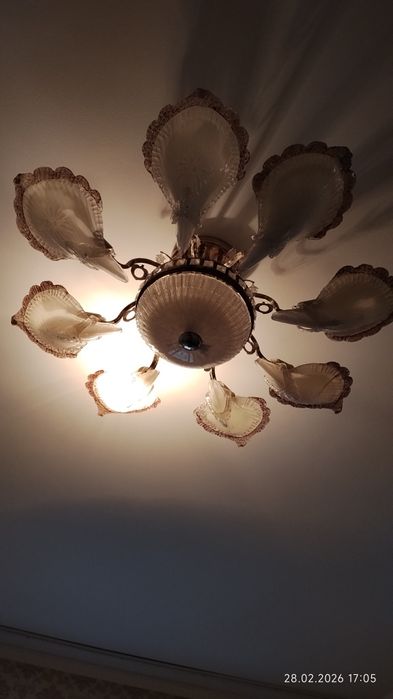 Продам  люстру 8 плафонов