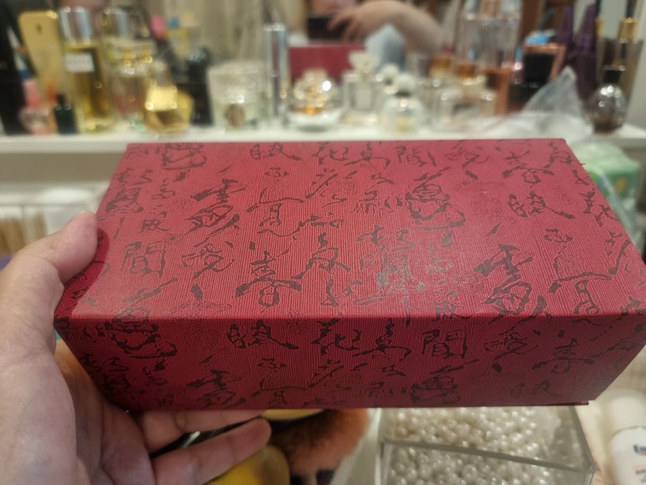 Продаётся лечебная деревянная массажная расчёска в подарочной коробке.