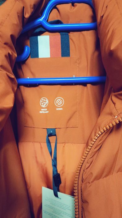 Vand geaca de iarna Tommy Hilfiger,nou nouta.