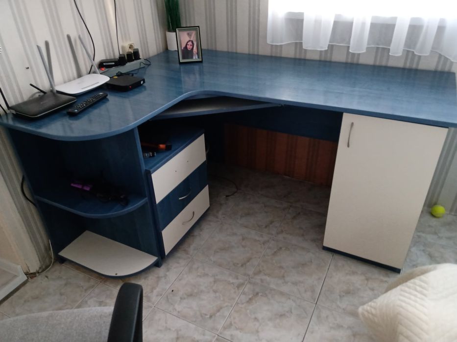 Бюро със  стол като нови