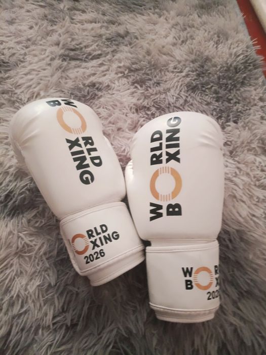Боксёрские  перчатки  World Boxing 10 oz белый