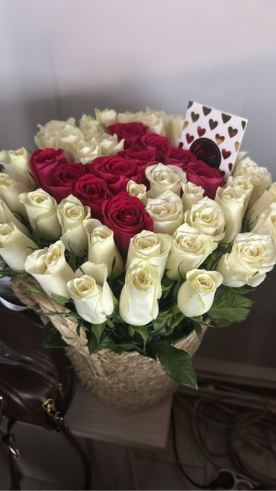 Белые розы с буквой Н