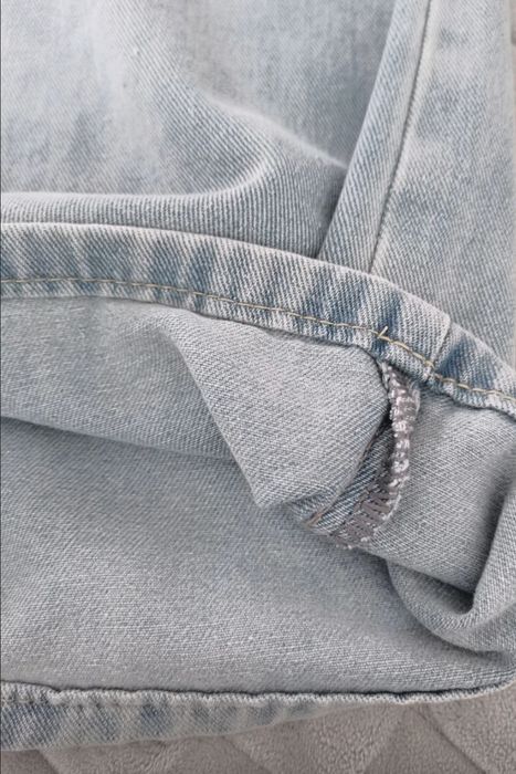 Светло-голубые джинсы клёш