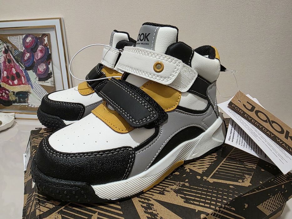 Продам новые ботинки 28 размера для мальчика