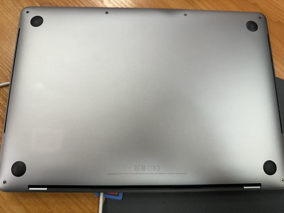 Продавам macbook pro 2016 touchbar A1706 с проблем!!!