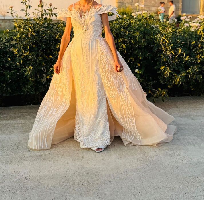 Роклята е облечена за два часа