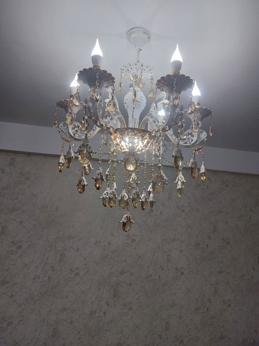 Люстра.Все лампочки горят.