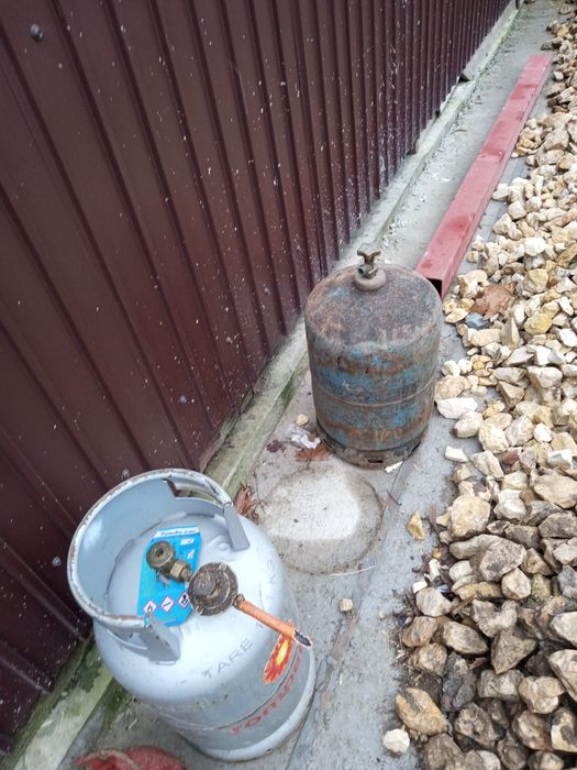 Vând 2 butelii aragaz