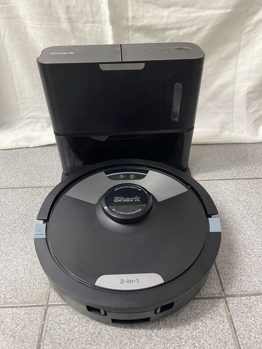 Робот прахосмукачка Shark 2 в 1