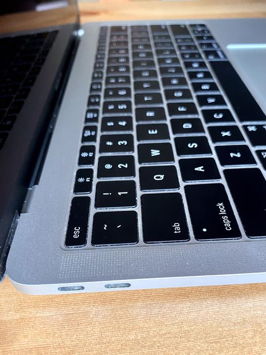 MacBook Pro 13” (2017) – i5, 128GB, macOS Ventura, оригинална кутия