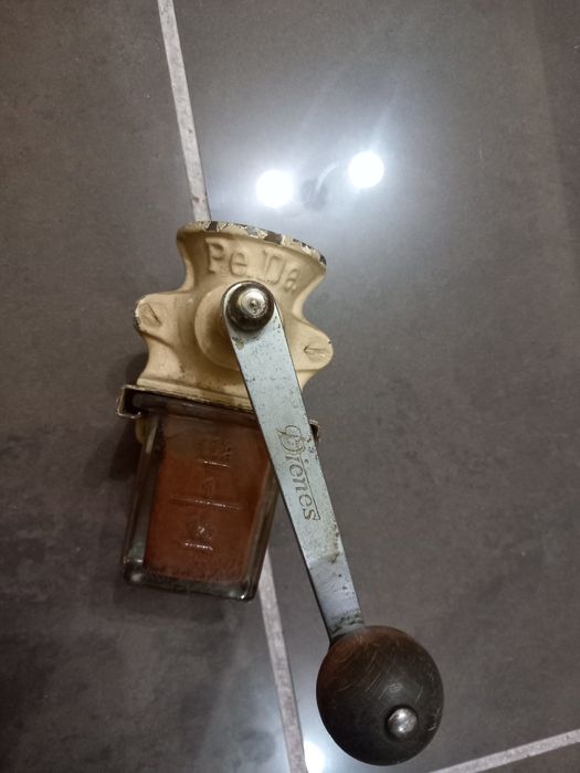 Rîjnita  de macinat cafea manuala