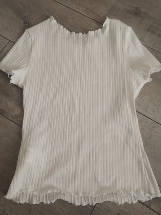 Бяла еластична тениска