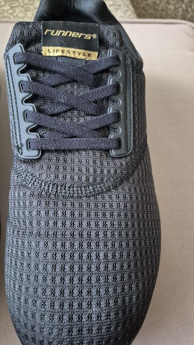 Нови маратонки, 45-ти номер