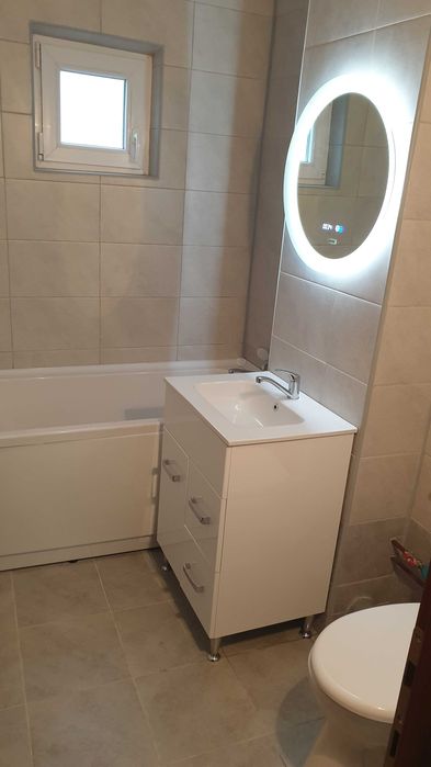 Vând apartament cu 3 camere, la etajul 2, zona Han si Spital