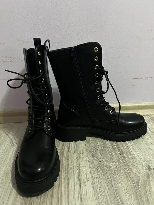 Черни кубинки / боти – масивна подметка.