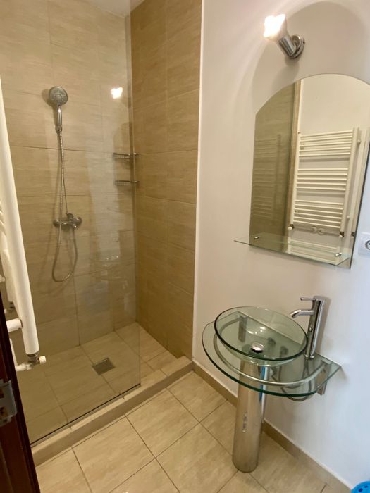 Apartament cu 2 camere casa curte centrul istoric; perioada minima 12 luni