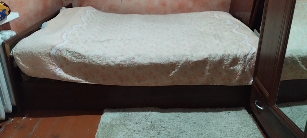 Продам 2-х спальный кровать с матрасом