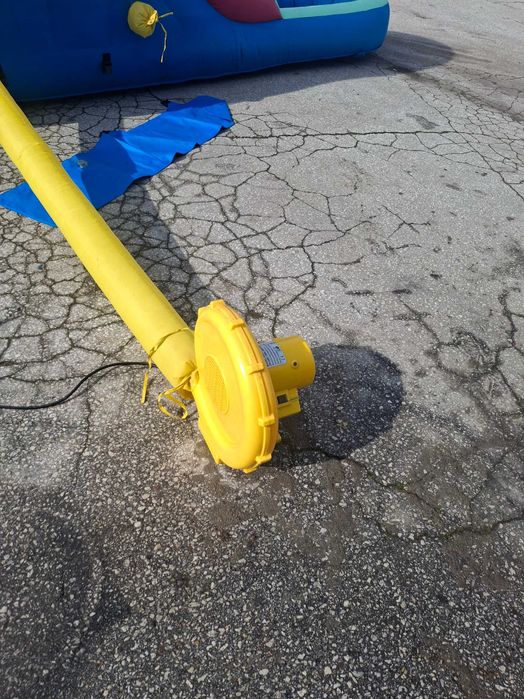 Надуваема водна пързалка с центробежен вентилатор