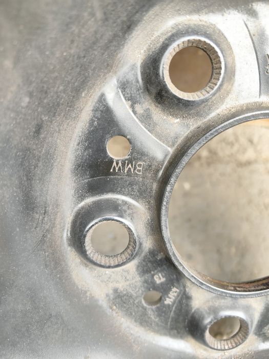 Продавам джанти 16 цола за BMW 1серия с датчици за налягане в гумите.