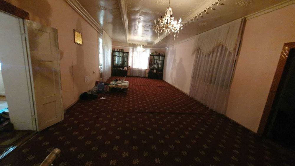 Срочно ховли уй сотилади. 13 хонадан иборат ЦЕНТРДА.