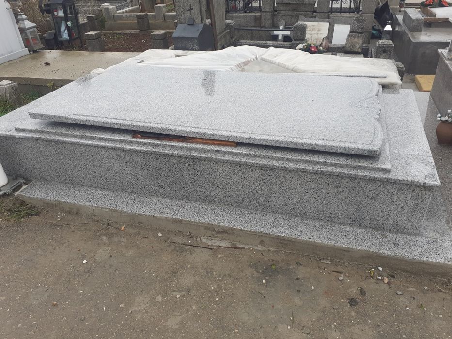 executam constructii funerere, cavouri cripte, fundatii ,placari .