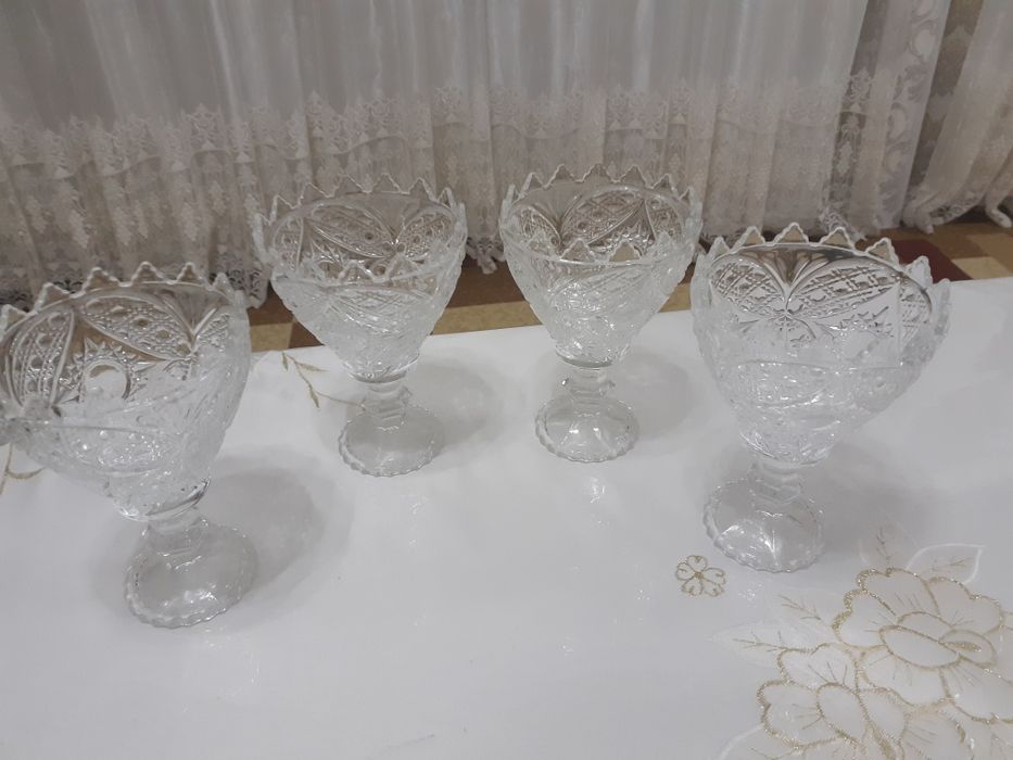 Вазочки полухрусталь 4 маленькие и 2 большие
