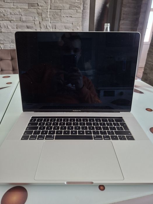 MacBook Pro 15” (2019) | i7