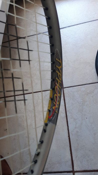 Vând paleta de tenis