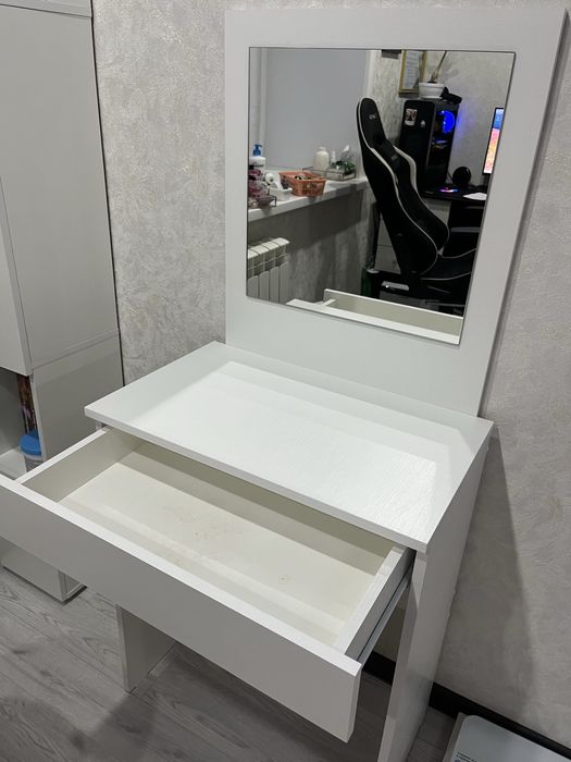 Продам туалетный столик