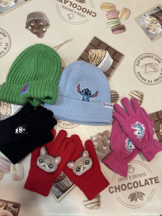Детское пальто, шапки, перчатки, кофты