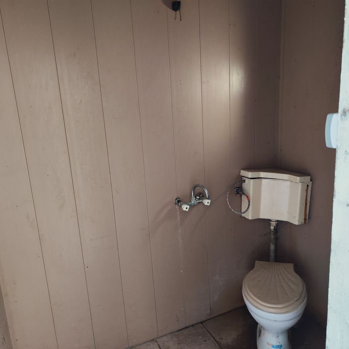 Давам Под наем 2 Халета с 5 дка. Двор + 2 рибарника