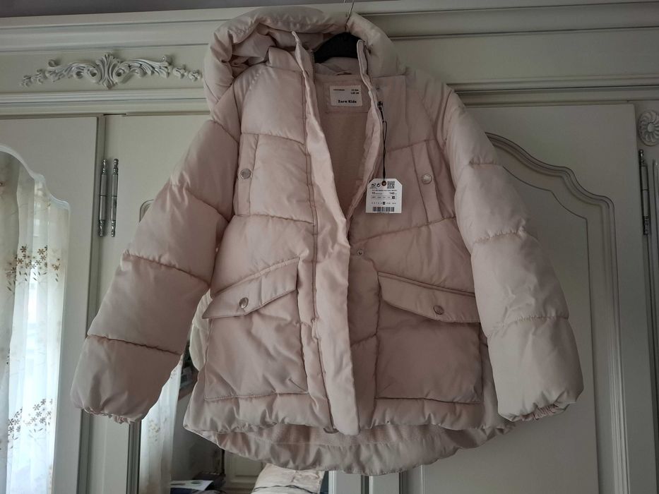 Geaca Noua Zara 9-10 ani cu polar interior, usoara si comoda