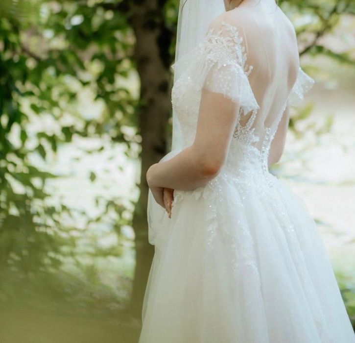 Vând rochie de mireasă deosebită cu dantelă,cristale,achiziție Franța