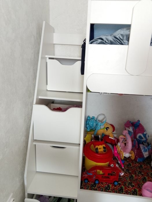 Продается Детский двухъярусная кровать и шкаф