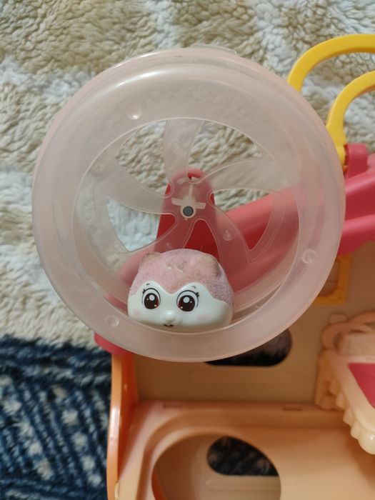 Домик с хомячком.