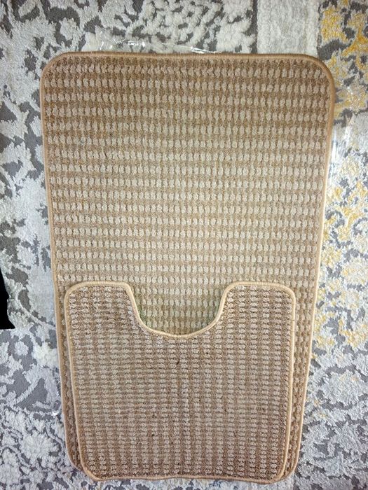 Коврик для ванной и туалете как новый.