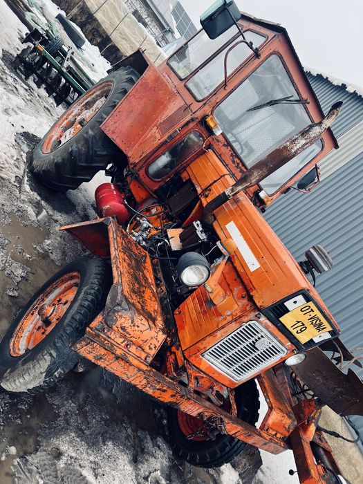 Tractor u 650 m cu utilaje