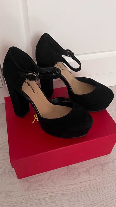 Туфли чёрные на платформе с закрытым носом новые