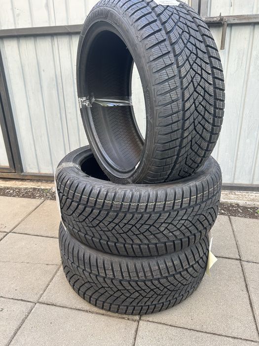 Vand anvelope de iarna noi 245 40 r18 goodyear