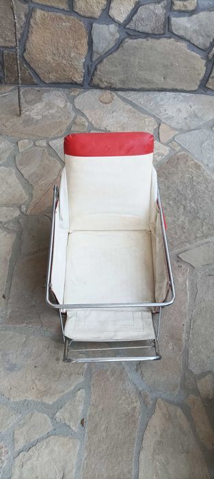 Бебешка ретро количка със зимен и летен кош, запазена за времето си .