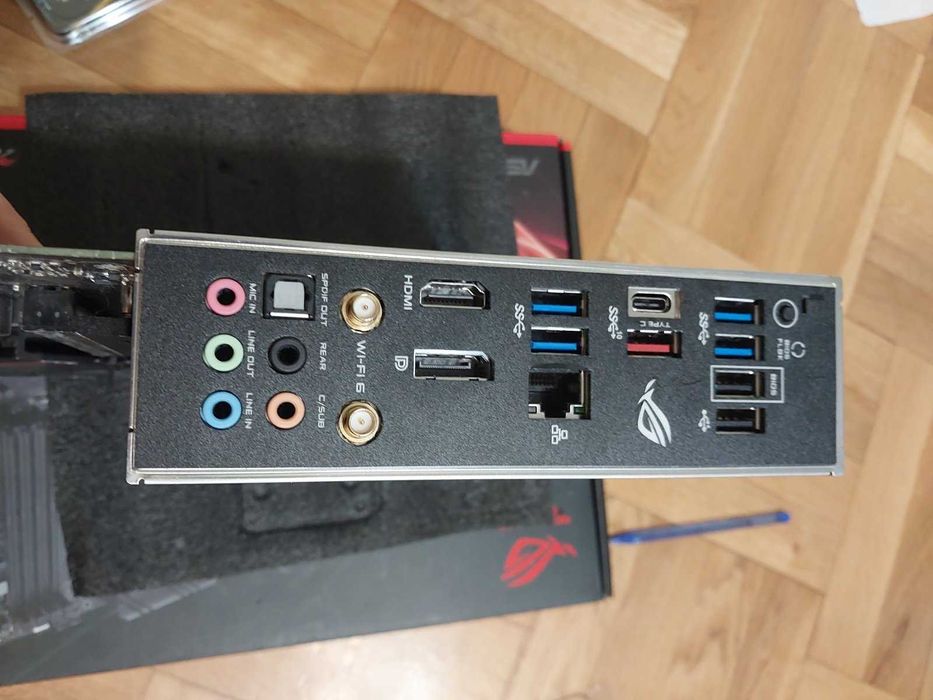 Ryzen 7 5800X + Asus Rog Strix B550-F Gaming Wi-Fi