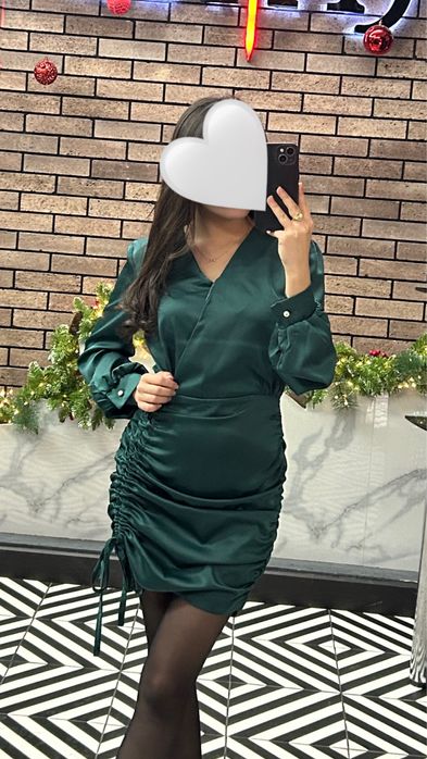 тёмно-зелёное платье