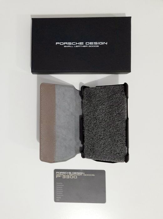 Lot 2 huse BlackBerry Porsche Design P9983.