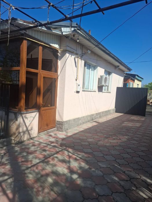 Продам два дома в олном дворе