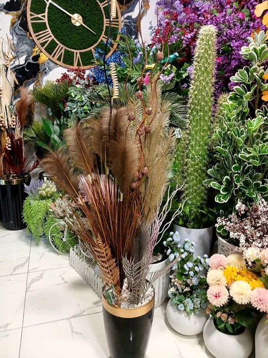 Декоративные сухие ветки. Искусственные цветы и деревья