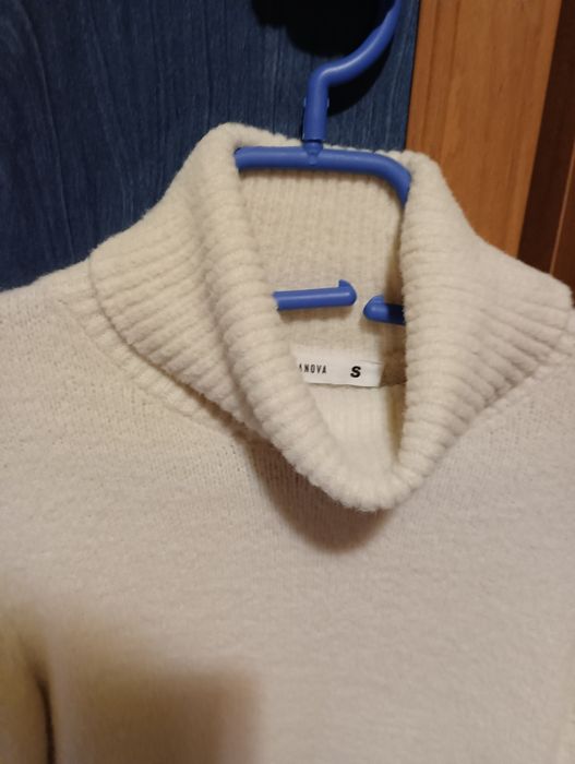 Дамски пуловер с поло яка в бежов цвят