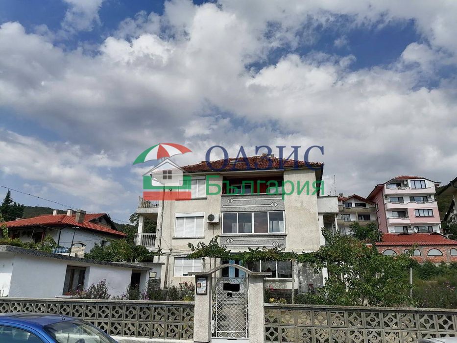 Къща на 3 етажа 252 кв. м.+двор 690 кв. м.+два гаража,център Свети Влас,България,