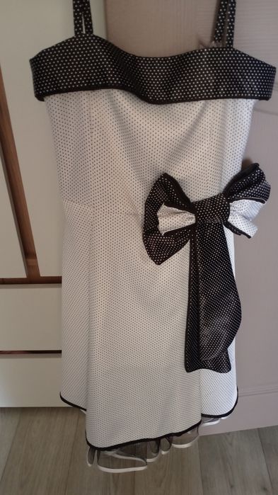 Продам платья нарядные на девочку.